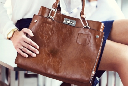 How to clean a leather bag